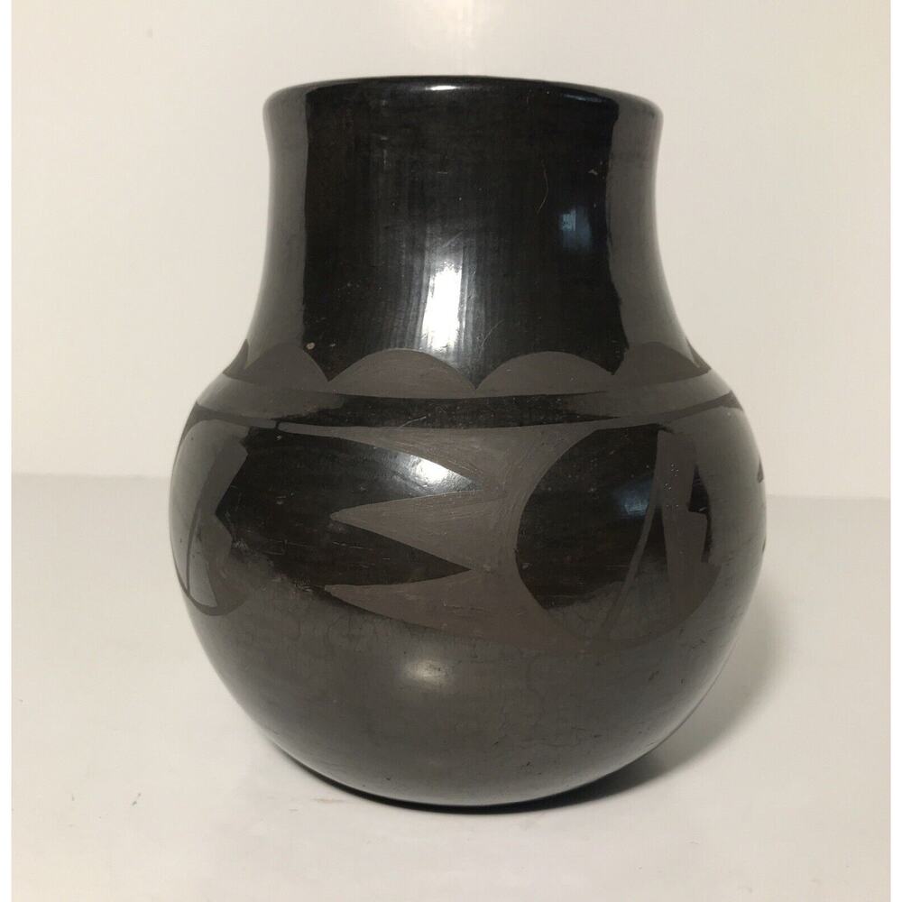SANTA CLARA PUEBLO BLACK On Black POTTERY Flora Naranjo 6 1/2” inches tall
